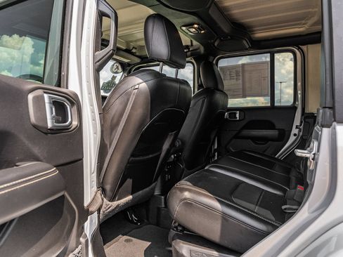 Used 2023 Jeep Wrangler Unlimited Sahara w/ Cold Weather Group AWD/4WD image 16