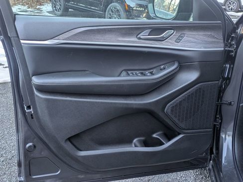 New 2025 Jeep Grand Cherokee L Limited image 10