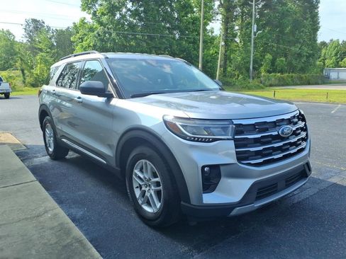 Used 2025 Ford Explorer Active w/ Active Comfort Package RWD image 3