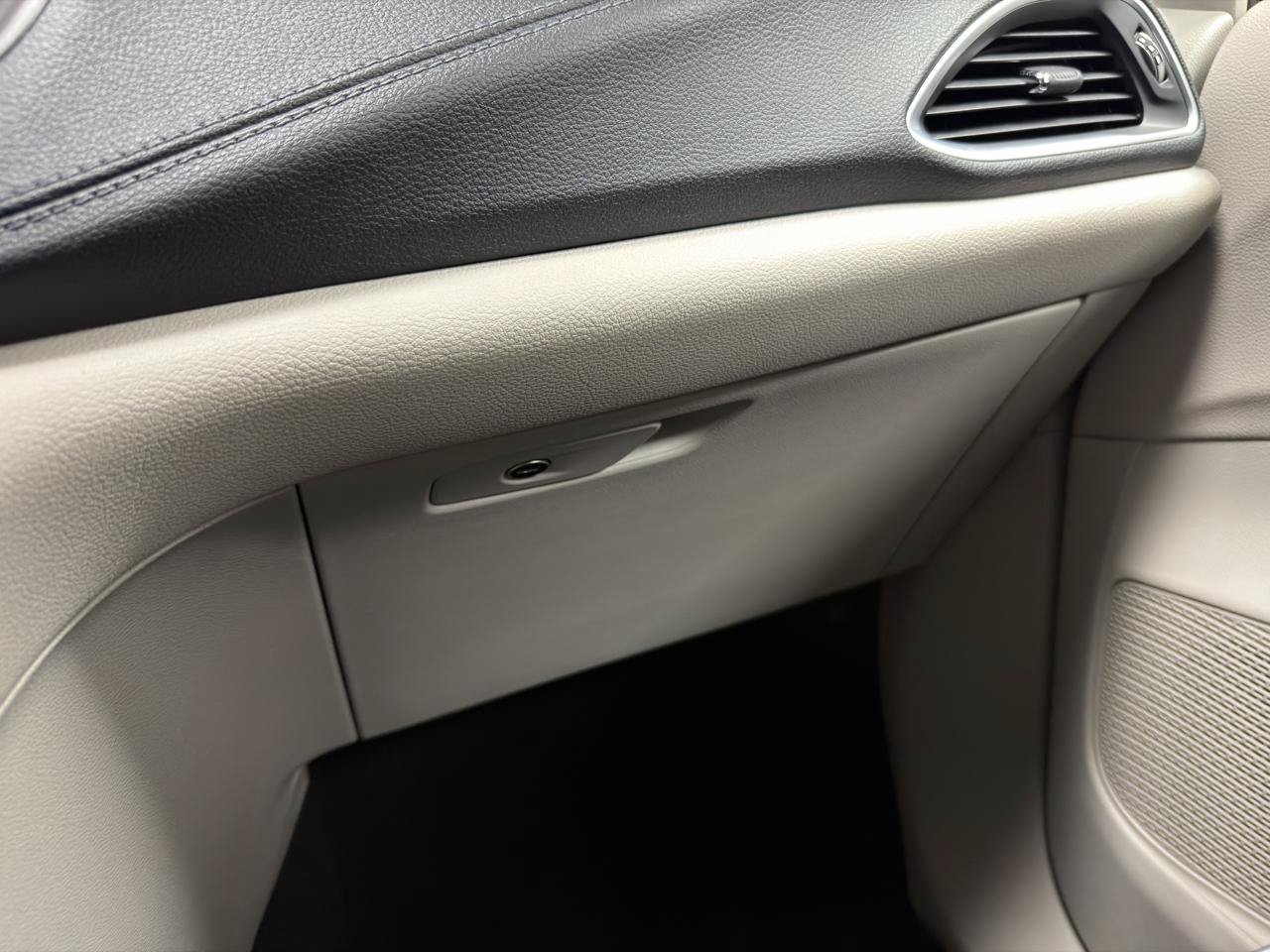 Used 2019 Chrysler Pacifica Limited FWD image 24