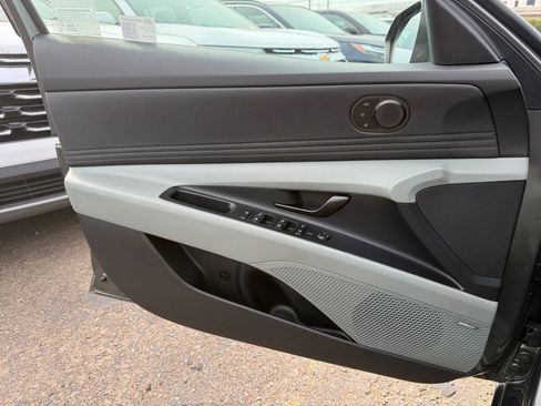 Used 2025 Hyundai Elantra Limited image 18
