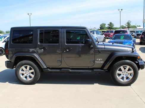Used 2018 Jeep Wrangler Unlimited Sahara w/ Dual Top Group AWD/4WD image 4