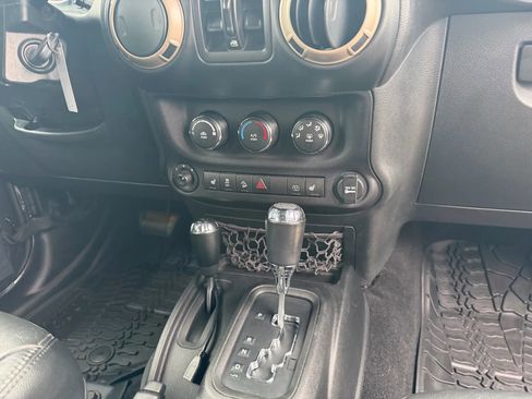 Used 2017 Jeep Wrangler Unlimited Sahara image 37