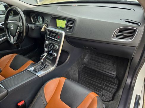 Used 2016 Volvo V60 T5 Cross Country w/ Convenience Package image 2