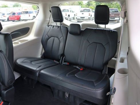 Used 2024 Chrysler Pacifica Touring-L FWD image 15