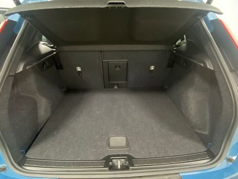 Used 2025 Volvo XC40 B5 Core image 9