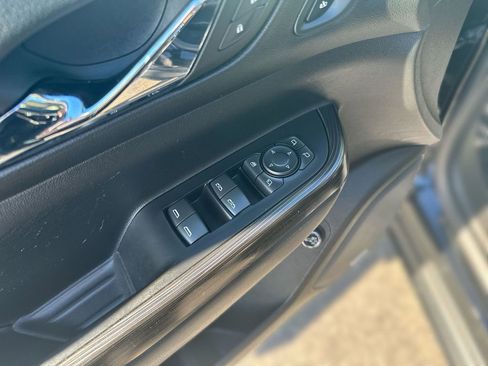 Used 2023 GMC Acadia SLT w/ Preferred Package image 15