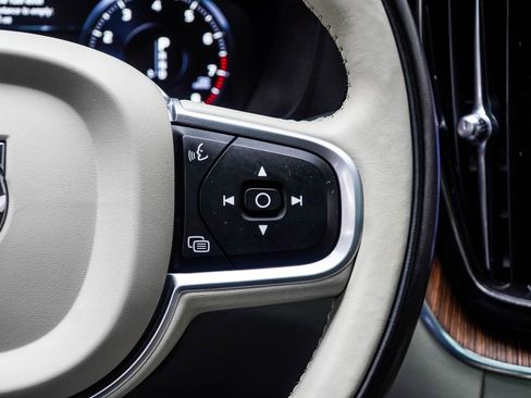 Used 2021 Volvo XC60 T6 Momentum image 25