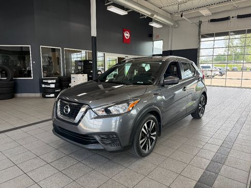 Used 2019 Nissan Kicks SV FWD image 2