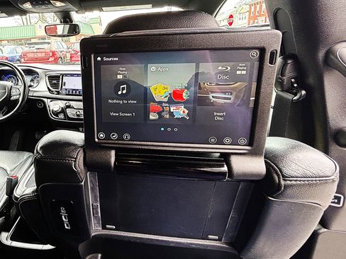 Used 2019 Chrysler Pacifica Touring-L Plus w/ S Appearance Package image 11