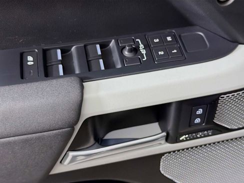 Used 2023 Land Rover Defender 130 SE image 19