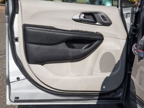 Used 2021 Chrysler Pacifica Touring-L image 16