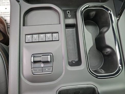 Used 2025 GMC Sierra 2500 AT4 w/ AT4 Premium Plus Package image 28