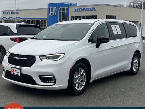 Used 2024 Chrysler Pacifica Touring-L image 1