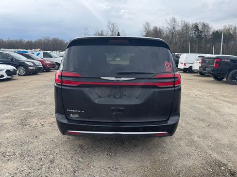Used 2023 Chrysler Pacifica Touring-L image 4