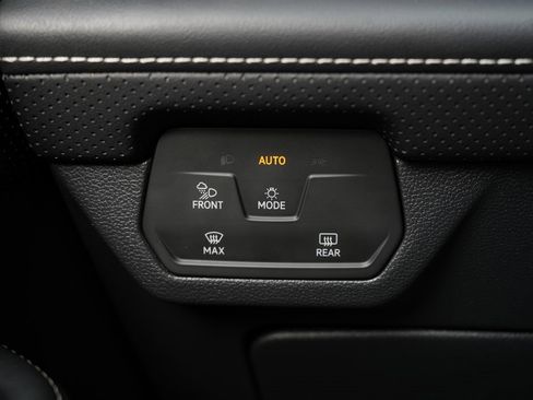 Used 2024 Volkswagen Atlas SE image 54