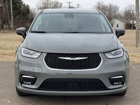 Certified 2023 Chrysler Pacifica Touring-L image 2