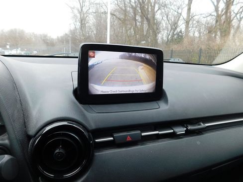 Used 2020 Toyota Yaris L image 6