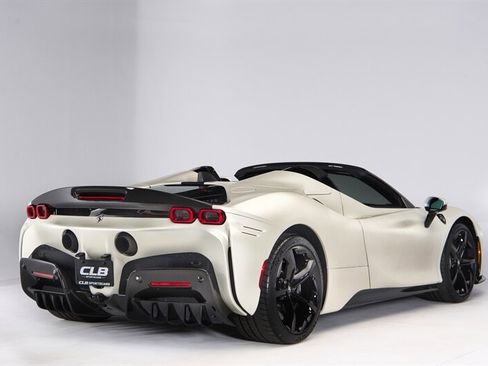 Used 2023 Ferrari SF90 Spider image 21