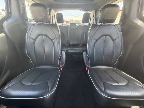 Used 2018 Chrysler Pacifica Limited w/ Advanced Safetytec Group FWD image 25