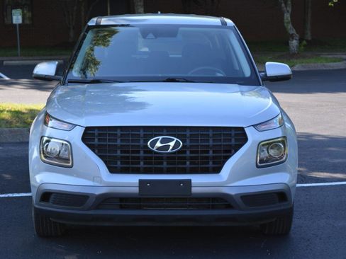 Used 2021 Hyundai Venue SE FWD image 2