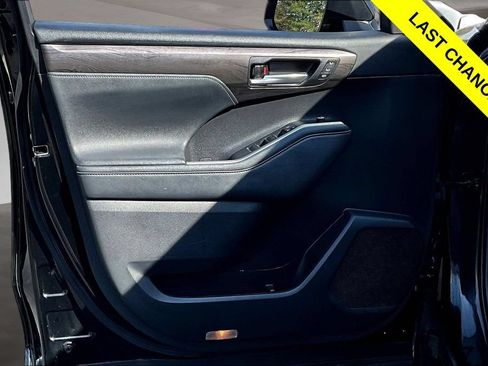 Used 2021 Toyota Highlander Platinum AWD/4WD image 23