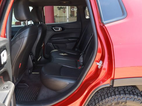 Used 2025 Jeep Compass Trailhawk AWD/4WD image 8