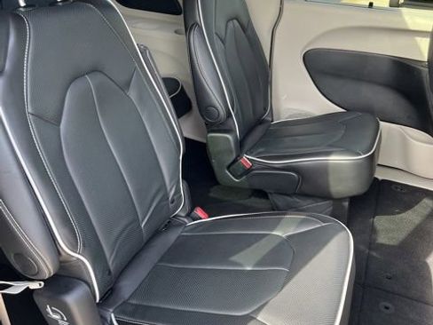 Used 2024 Chrysler Pacifica Limited FWD image 14