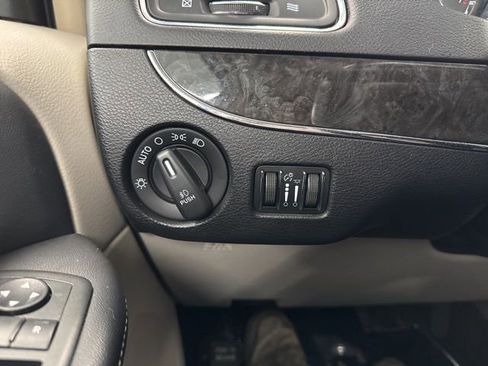 Used 2013 Chrysler Town & Country Touring image 39