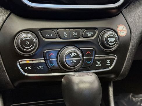 Used 2021 Jeep Cherokee Limited image 9