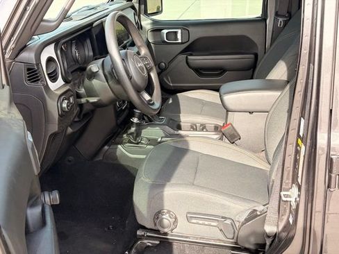 Used 2024 Jeep Gladiator Sport AWD/4WD image 10
