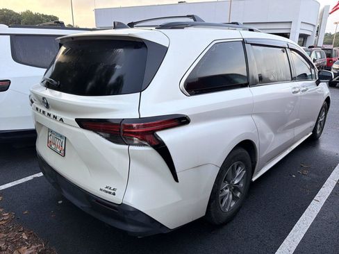 Used 2021 Toyota Sienna XLE FWD image 4