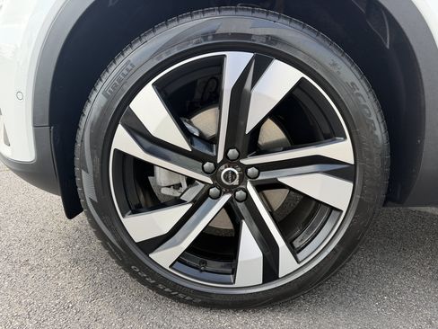 Used 2025 Volvo XC40 B5 Plus AWD/4WD image 12