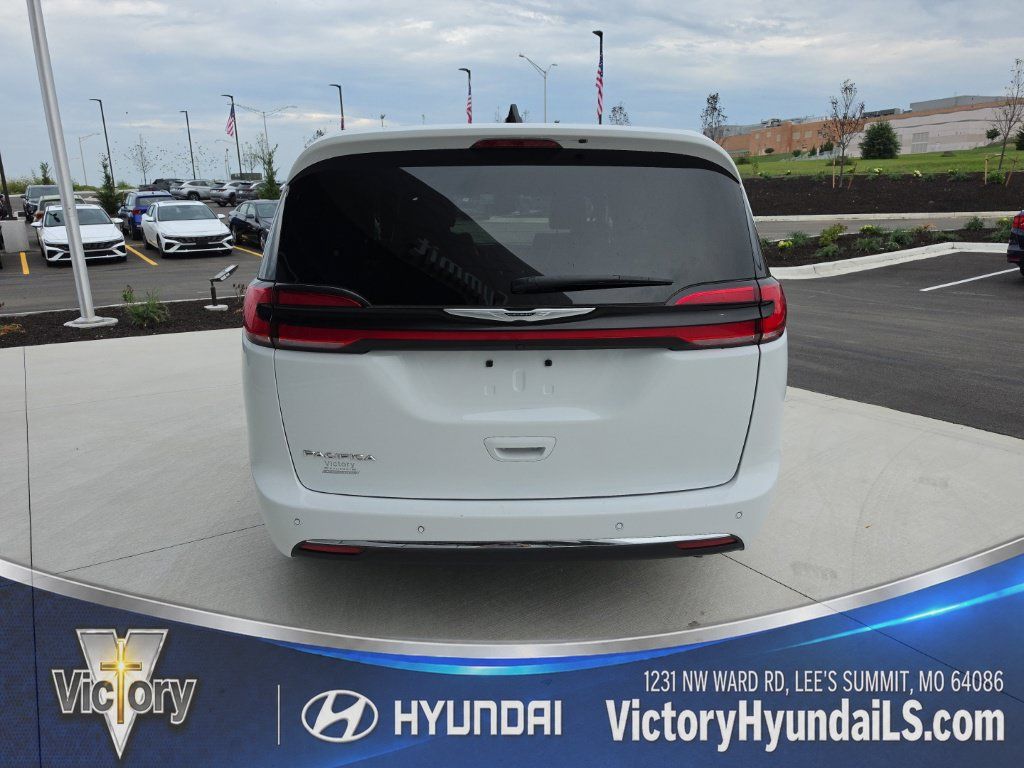 Used 2025 Chrysler Pacifica Select FWD image 4