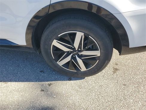 Used 2023 Kia Sorento S image 5