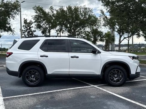 Certified 2025 Honda Pilot TrailSport image 3