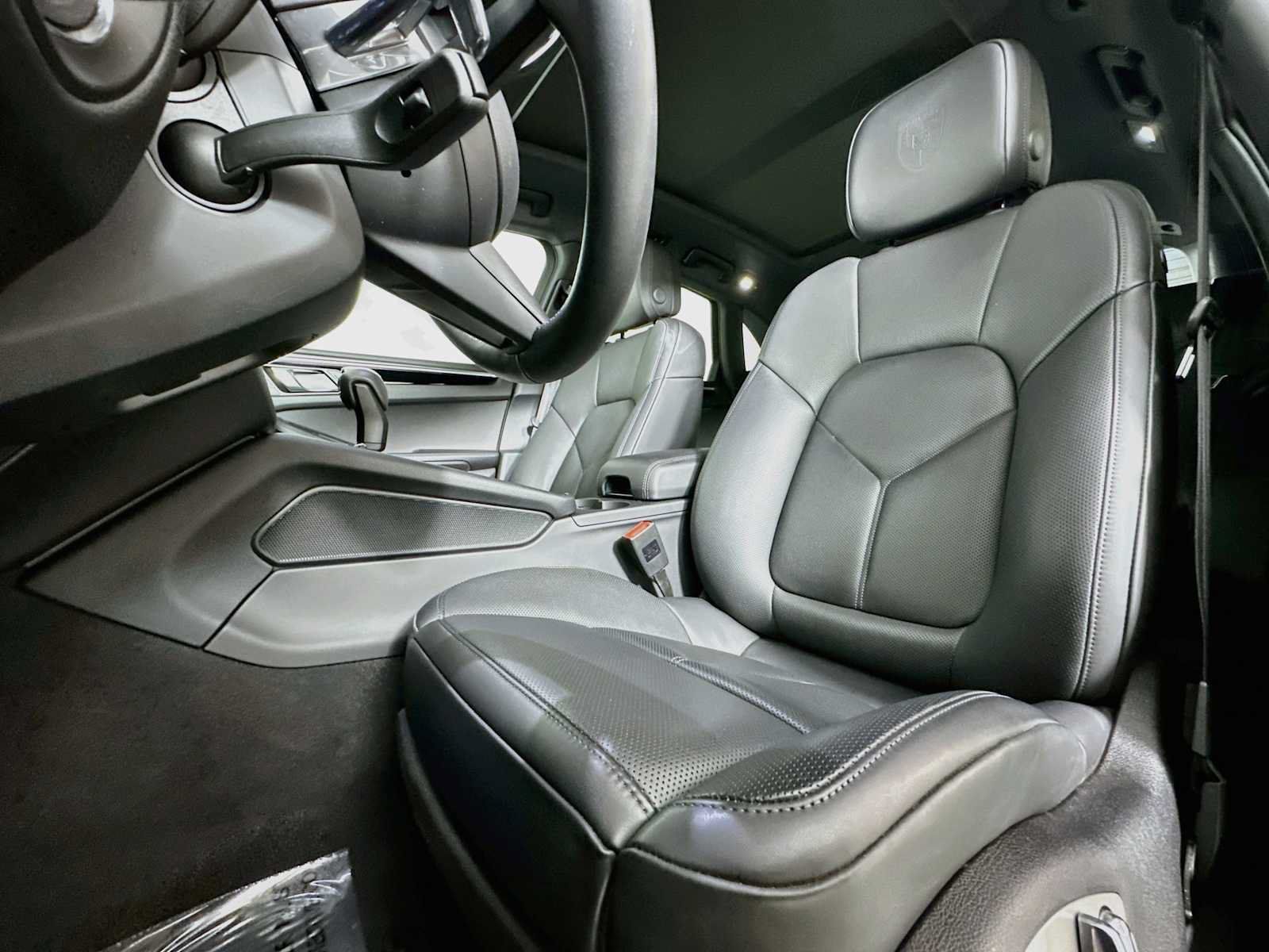 Certified 2026 Porsche Macan AWD/4WD image 5