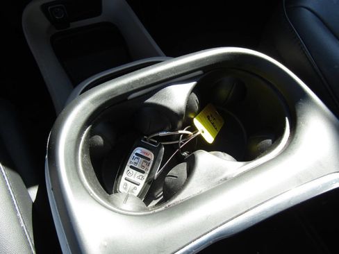 Used 2024 Chrysler Pacifica Touring-L image 17