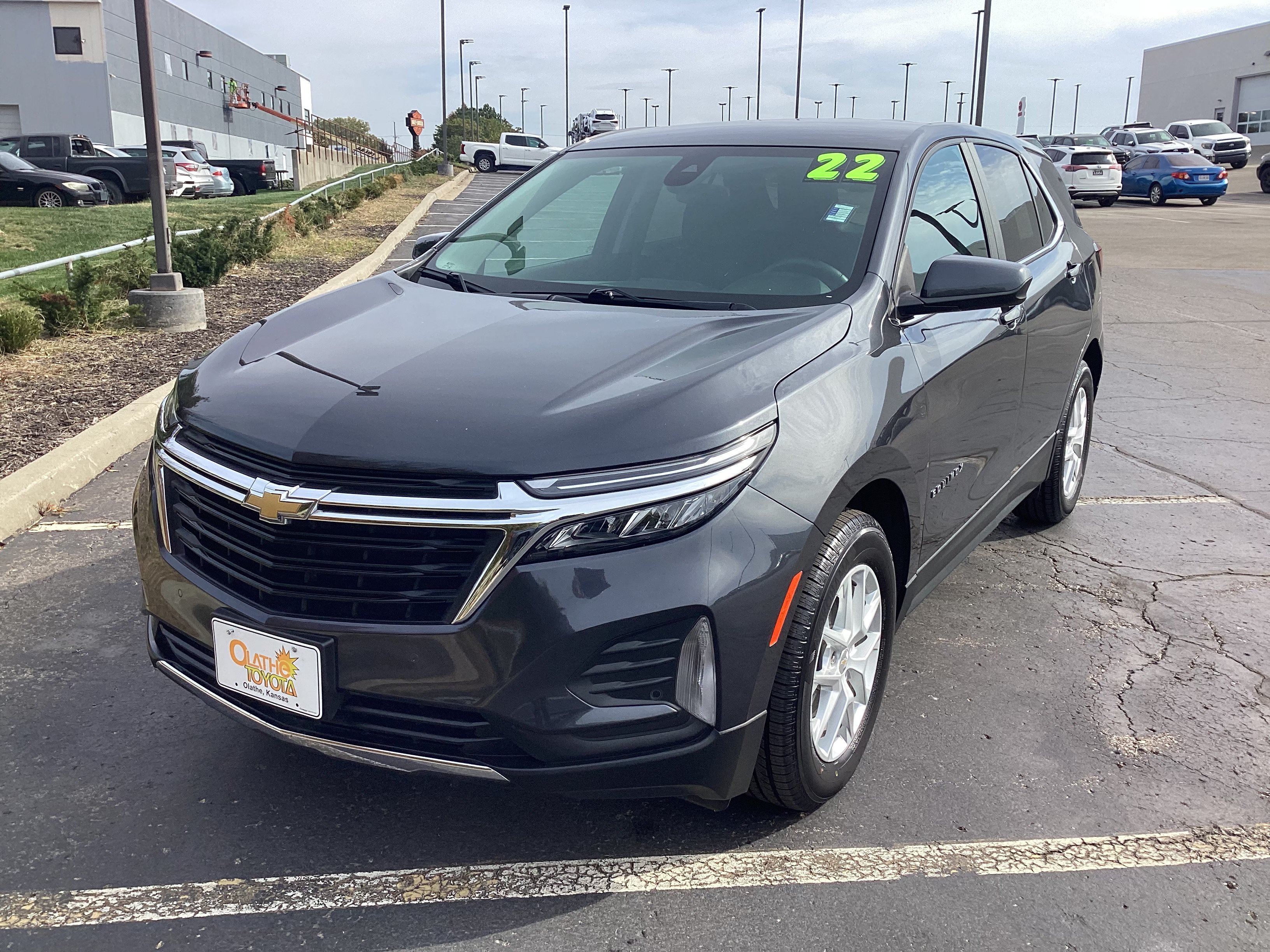 Used 2022 Chevrolet Equinox LT FWD image 2
