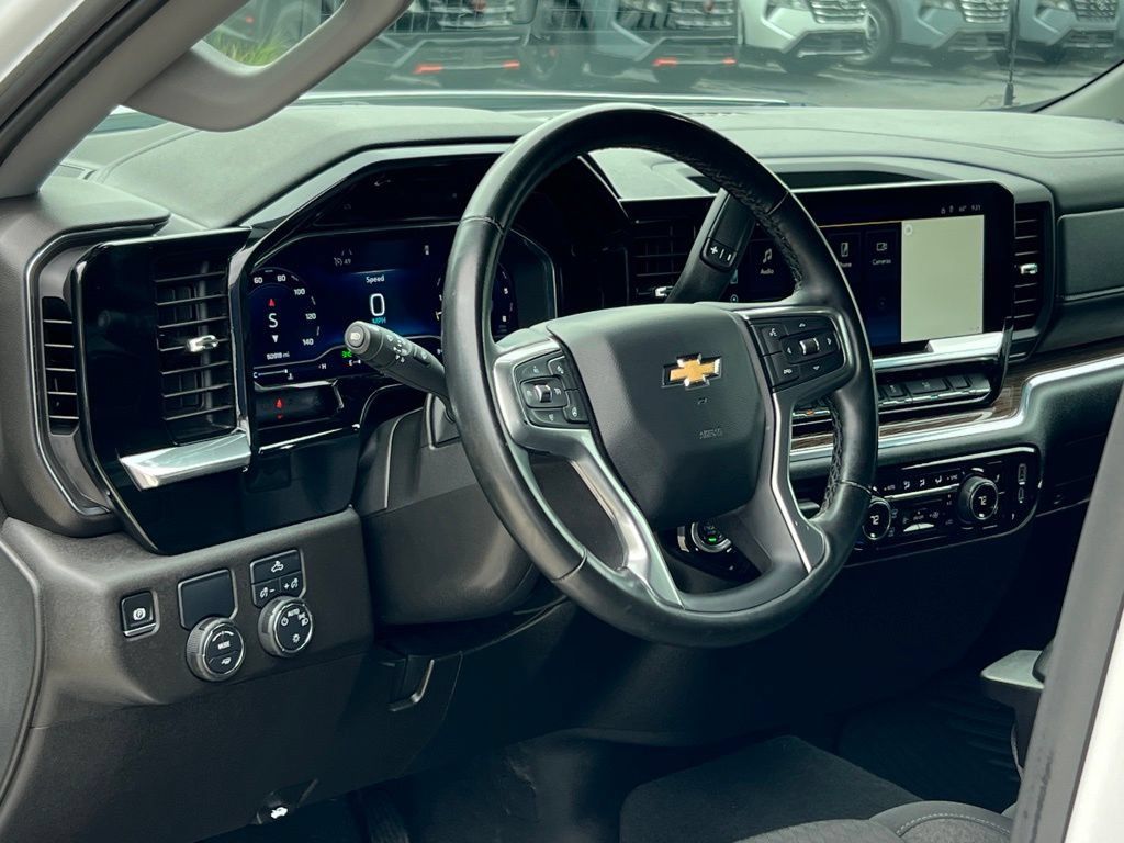 Used 2025 Chevrolet Silverado 1500 LT RWD image 5