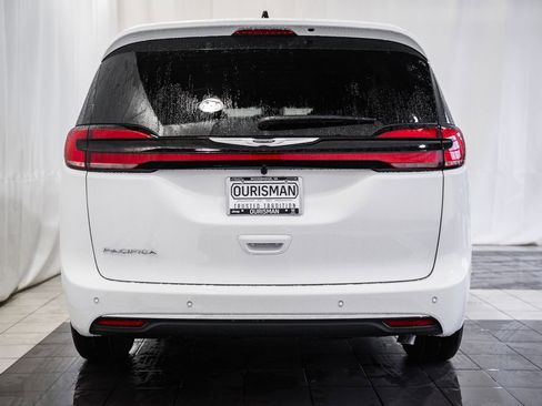 New 2026 Chrysler Pacifica Select image 5
