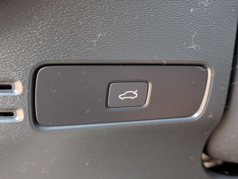 Used 2024 Volvo XC40 Recharge Ultimate w/ Protection Package Premier image 25