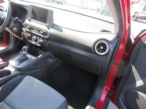 Used 2022 Hyundai Kona SE image 17