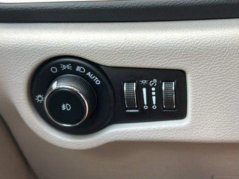 Used 2023 Chrysler Pacifica Touring-L FWD image 29