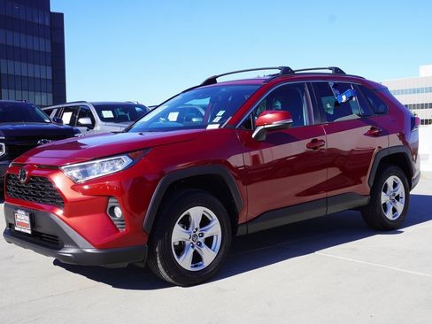 Used 2020 Toyota RAV4 XLE image 4