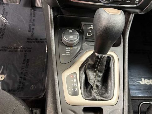 Used 2017 Jeep Cherokee Latitude AWD/4WD image 22