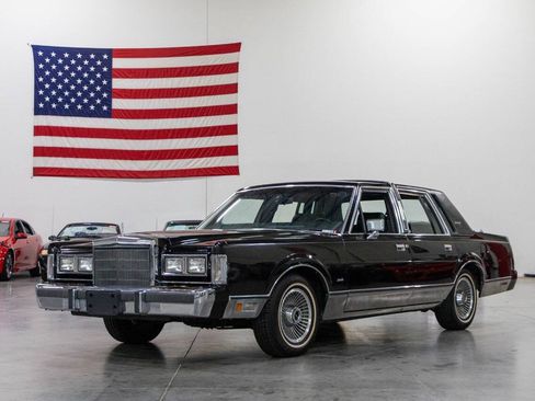 Used 1988 Lincoln Town Car Signature RWD image 1