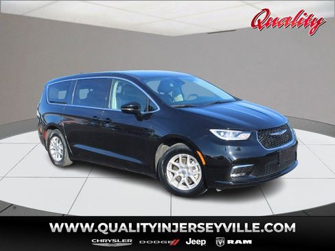 Used 2024 Chrysler Pacifica Touring-L image 1