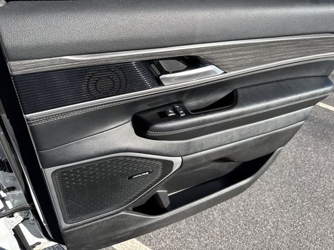 Used 2024 Jeep Wagoneer Series II w/ Flexible Seating Group image 15