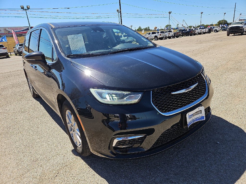 Used 2023 Chrysler Pacifica Touring-L FWD image 11